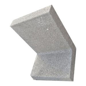 Winkelstein aus Beton in Grau